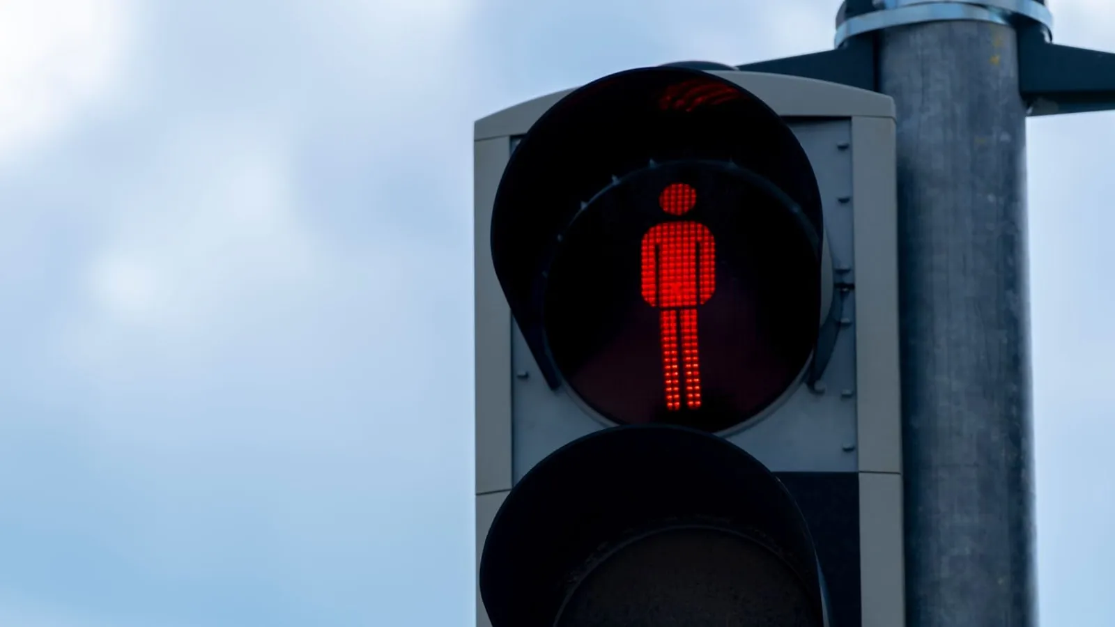 Eine Fußgängerampel zeigt Rot