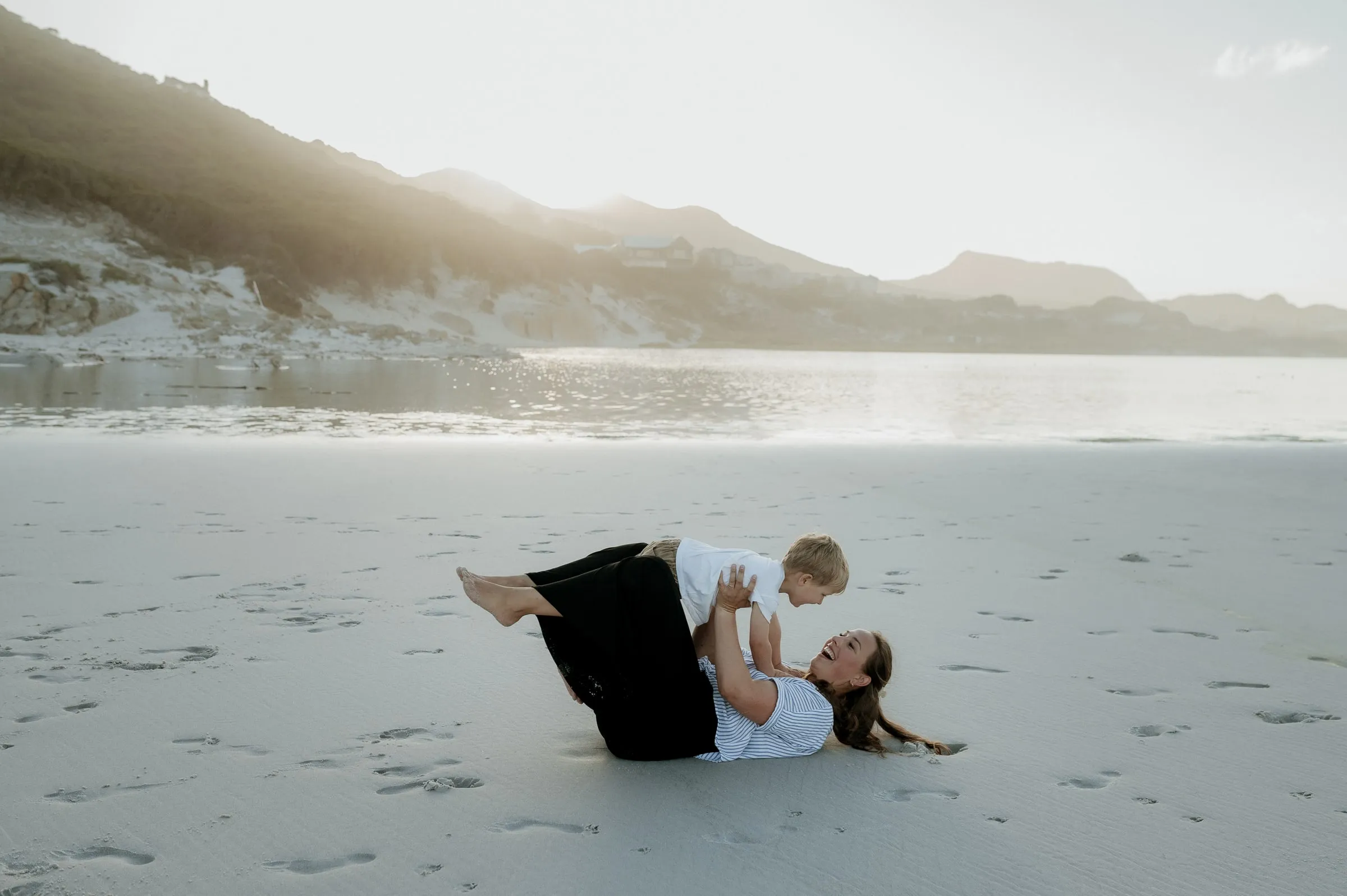 Kim Saas mit ihrem Kind am Strand