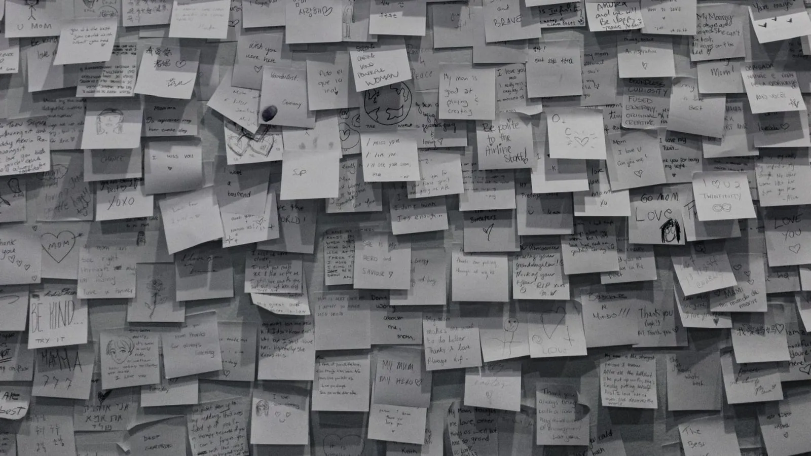 Eine Wand voller Klebezettel