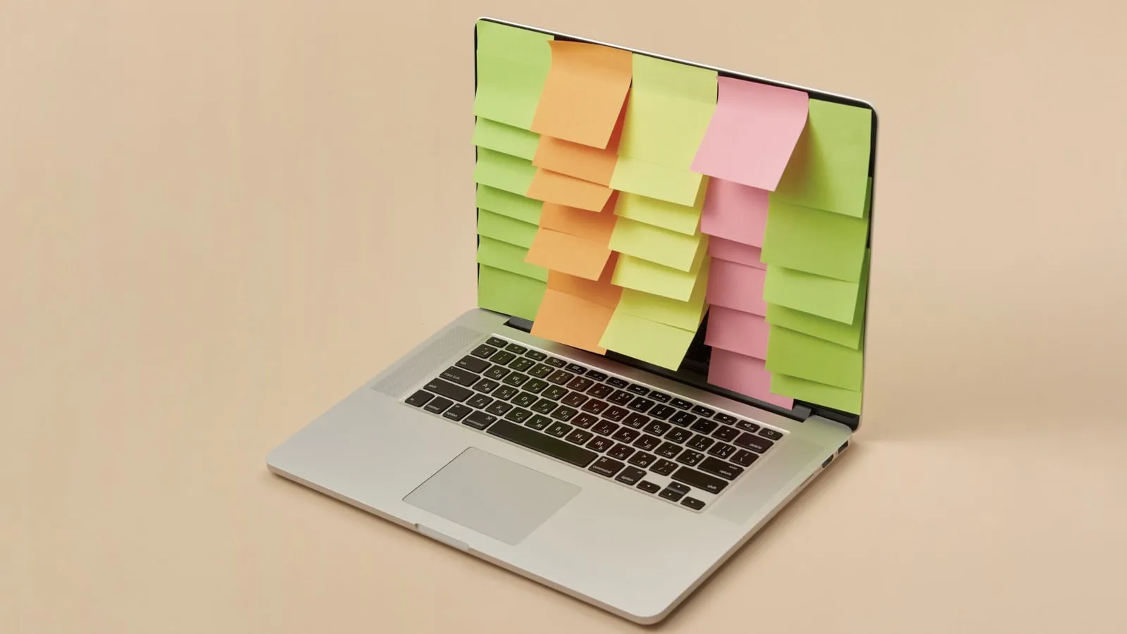 Ein Laptop, dessen Bildschirm mit bunten Klebezetteln bedeckt ist